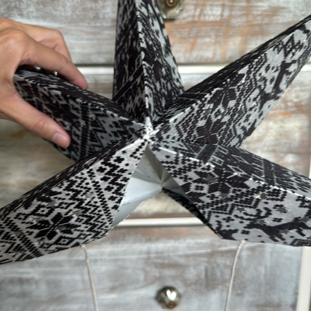 Foldable Perforated Winter Star - Picture 4 of 7